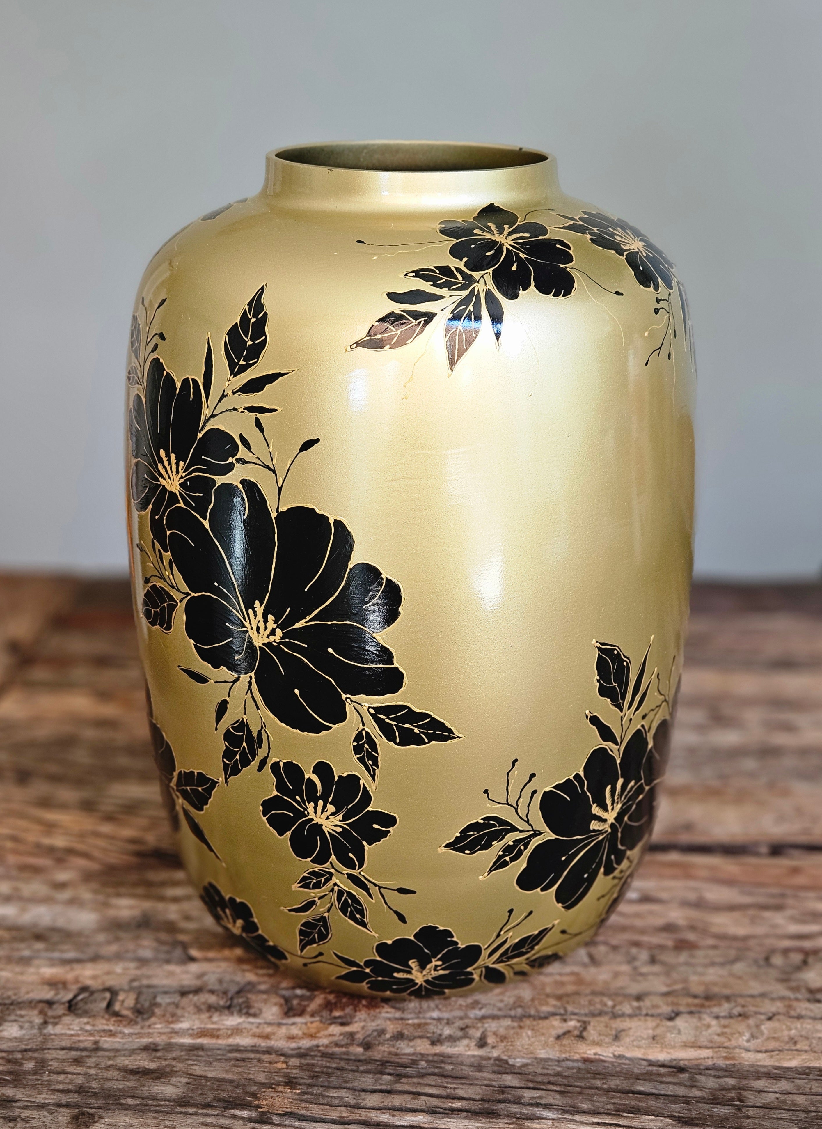 Vaas Black and Gold Elegance